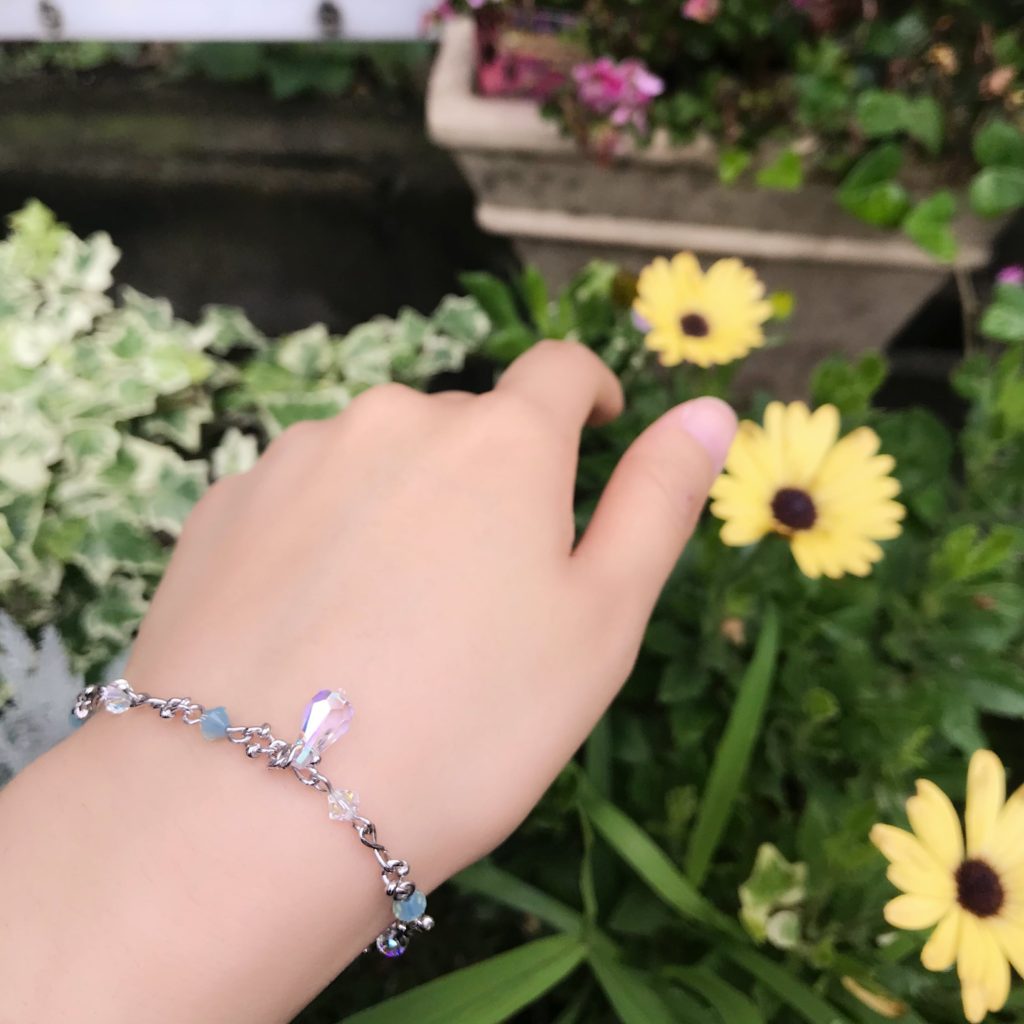 お揃いでブレスレットを手作りした際の着用イメージ