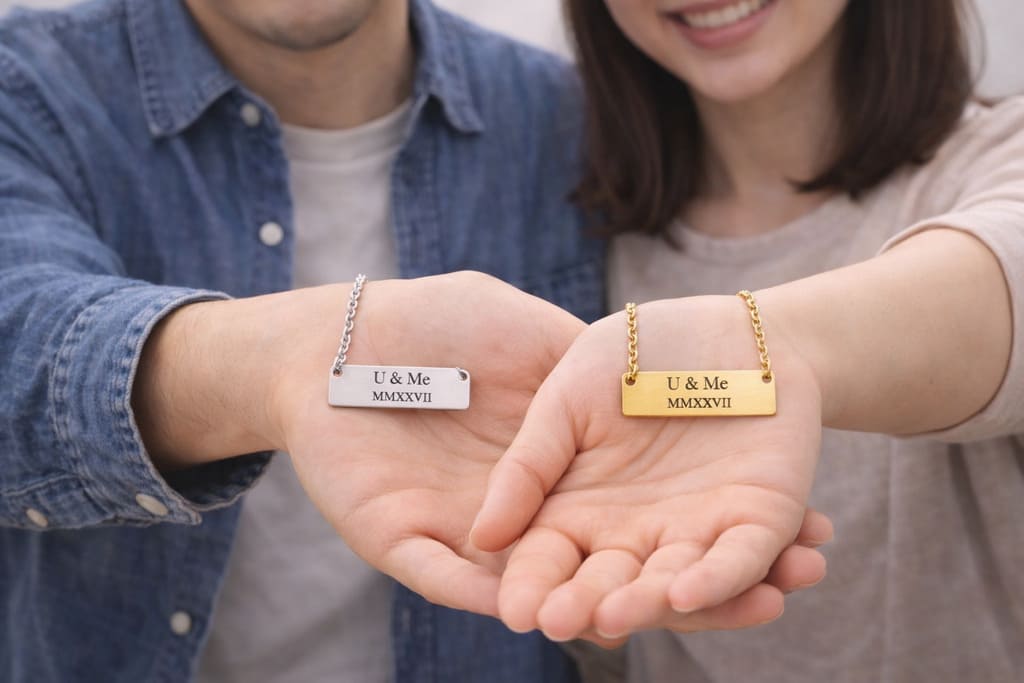 お揃いブレスレットを手作りしたカップルが完成したペアブレスレットを見せている様子