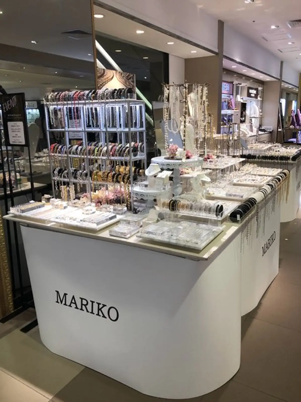 ネックレスチェーンの修理・切り売りのマリコ 大阪・梅田ポップアップ会場の什器全景 ブレスレット・ネックレスチェーンが並ぶ白い展示台