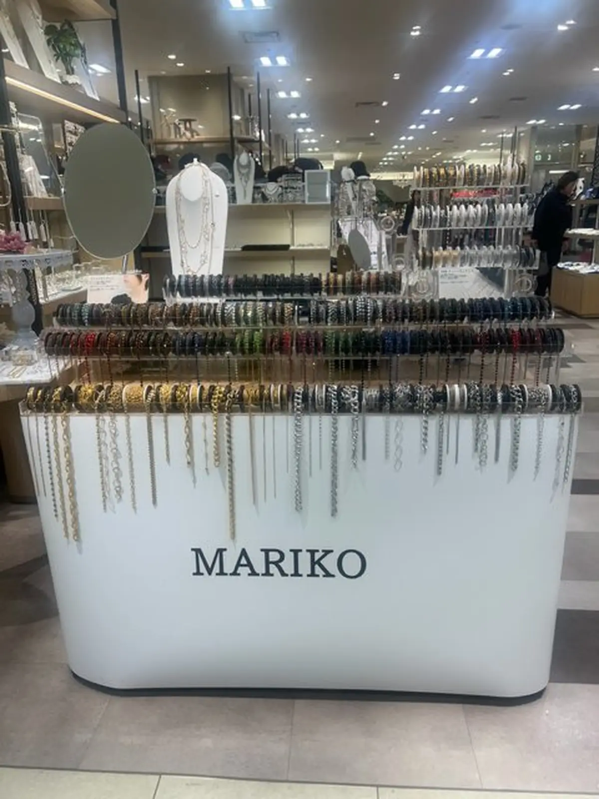 ネックレスチェーンの修理・切り売りのマリコ 大阪・梅田ポップアップ会場 ゴールド・シルバー・ブラックのネックレスチェーンが並ぶ展示台