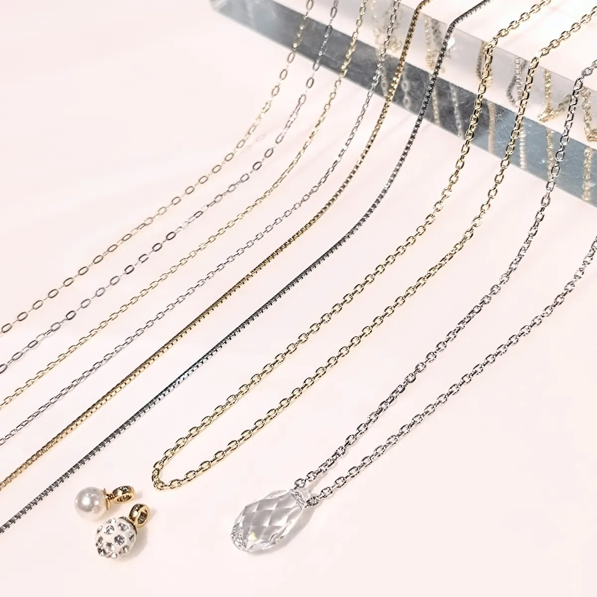 10金のネックレスチェーンとチャームを組み合わせて購入できる店頭イメージ