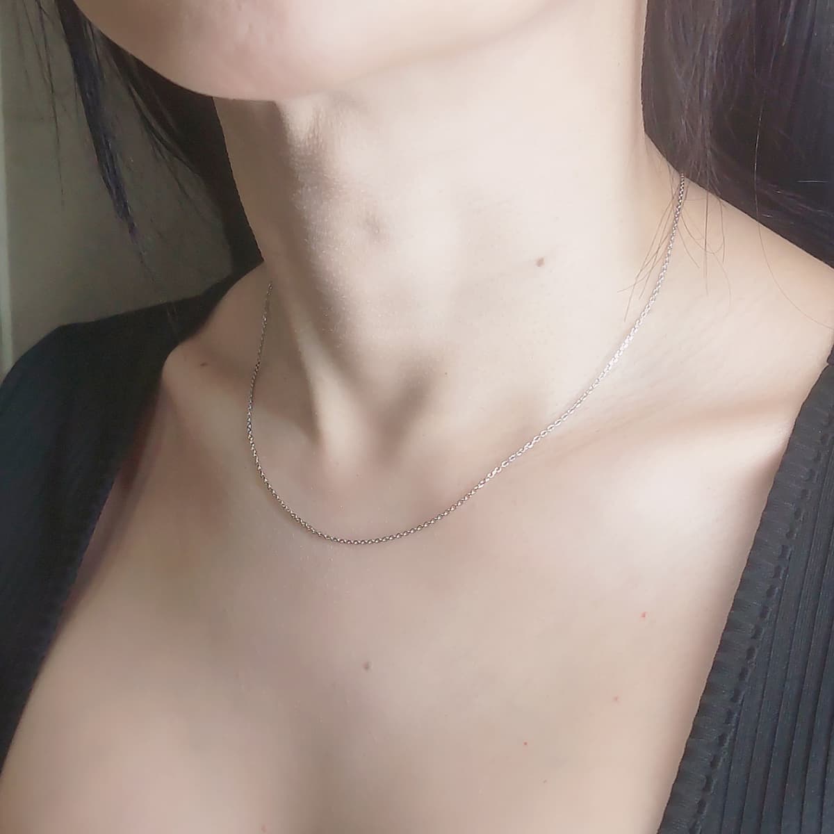 K10ホワイトゴールドのネックレスチェーン着用イメージ シンプルに購入したい方向け