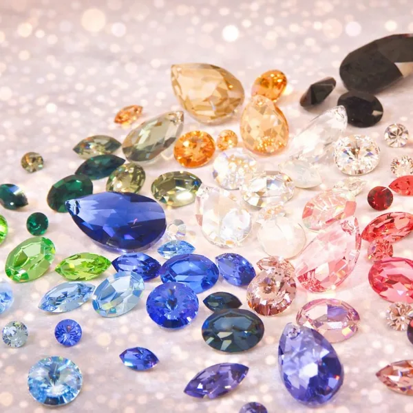 マリコのカラーオーダー用オーストリア製クリスタル。サファイア・アメジスト・エメラルド・ピンク・クリアなど20色以上のカラーバリエーション。