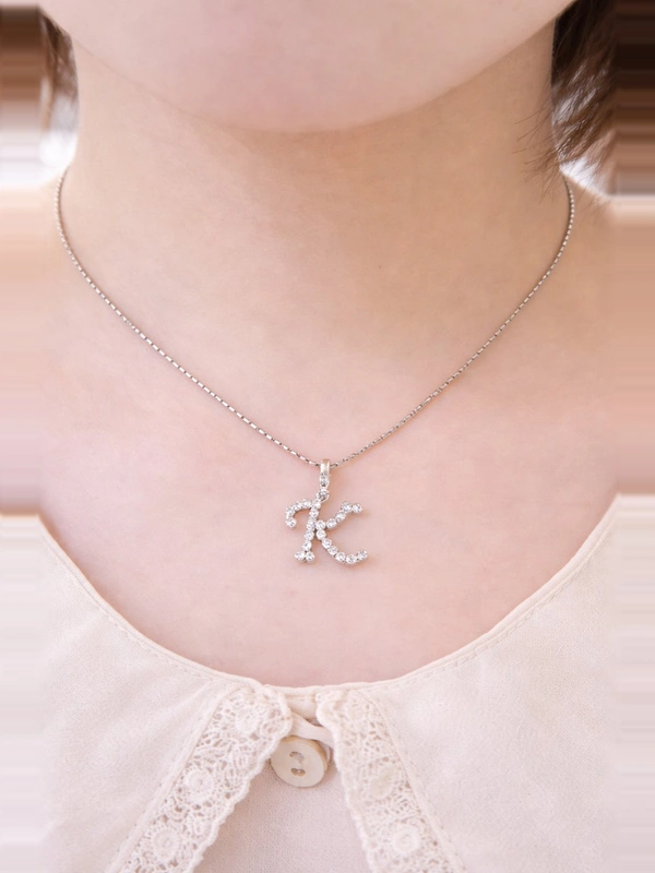 イニシャルネックレス Kチャーム クリスタル 着用イメージ マリコ