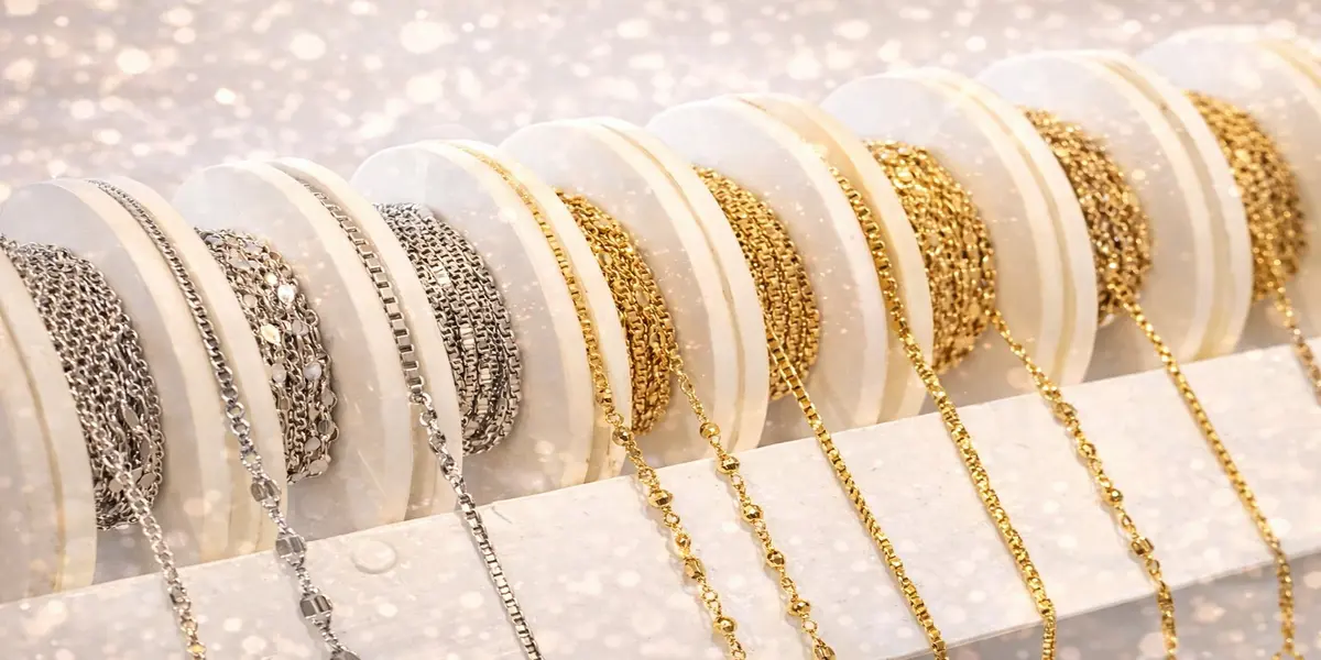 シルバーとゴールドのネックレスチェーンロールが並ぶ店内の様子。切り売り専門店マリコでは100種類以上のチェーンから好みの長さで制作できます。
